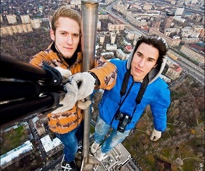 Extreme
  Selfie's Pictures - Brave And Stupid Things People Do In Front Of A Camera
